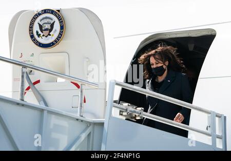 Jacksonville, Usa. März 2021, 22nd. Vizepräsident Kamala Harris kommt am Montag, den 22. März 2021 in Jacksonville, Florida, an. Vizepräsident Harris besucht eine Impfklinik COVID-19 und hält eine Diskussionsrunde bei einer Lebensmittelbank ab. Foto von Kevin Dietsch/UPI. Kredit: UPI/Alamy Live Nachrichten Stockfoto