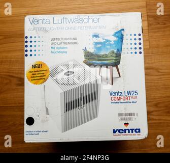 Neuer Venta Airwasher Luftbefeuchter ohne Filterpolster Modell LW25 comfort Plus mit Display - neues Paket vor dem Auspacken auf dem Wohnzimmer Boden Stockfoto