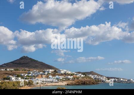 Piso Livadi, Insel Paros, Griechenland - 27. September 2020: Blick auf den Hafen mit traditionellen, weißen Gebäuden. Stockfoto