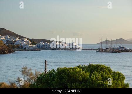 Piso Livadi, Insel Paros, Griechenland - 27. September 2020: Blick auf den Hafen mit traditionellen, weißen Gebäuden. Stockfoto