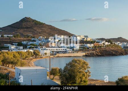 Piso Livadi, Insel Paros, Griechenland - 27. September 2020: Blick auf den Hafen mit traditionellen, weißen Gebäuden. Stockfoto