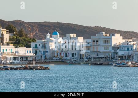 Piso Livadi, Insel Paros, Griechenland - 27. September 2020: Blick auf den Hafen mit traditionellen, weißen Gebäuden. Stockfoto