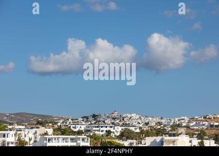 Piso Livadi, Insel Paros, Griechenland - 27. September 2020: Blick auf den Hafen mit traditionellen, weißen Gebäuden. Stockfoto