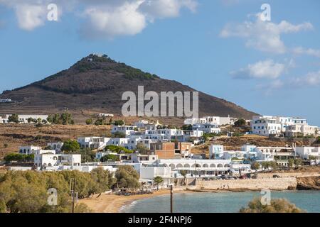Piso Livadi, Insel Paros, Griechenland - 27. September 2020: Blick auf den Hafen mit traditionellen, weißen Gebäuden. Stockfoto