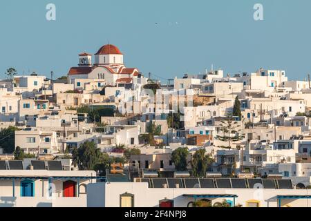 Piso Livadi, Insel Paros, Griechenland - 27. September 2020: Blick auf den Hafen mit traditionellen, weißen Gebäuden. Stockfoto