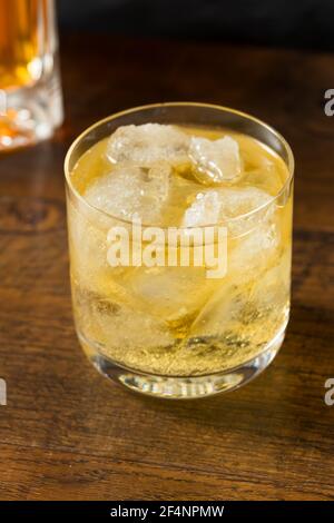 Erfrischender Scotch und Soda mit Eis im Glas Stockfoto