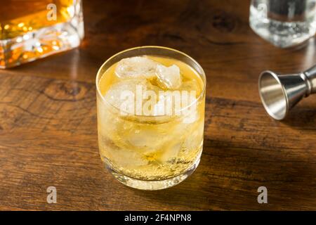 Erfrischender Scotch und Soda mit Eis im Glas Stockfoto