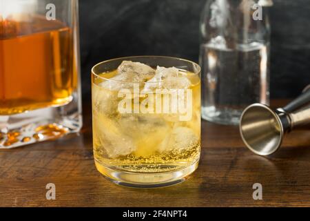 Erfrischender Scotch und Soda mit Eis im Glas Stockfoto