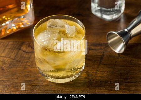 Erfrischender Scotch und Soda mit Eis im Glas Stockfoto