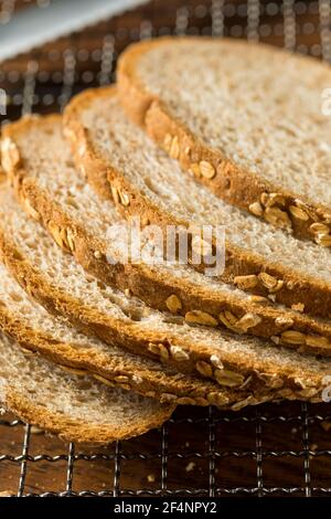 Hausgemachte Bio-Whole Wheat Brotscheiben bereit zu essen Stockfoto