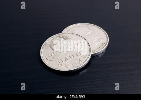 Zwei alte USSR-Münzen auf schwarzem Hintergrund in Nahaufnahme Stockfoto