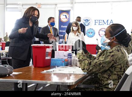 Jacksonville, Usa. März 2021, 22nd. Vizepräsident Kamala Harris spricht mit Mitglied der US-Marine, während sie Pfizer COVID-19 Impfstoffe in einem Impfzentrum in Jacksonville, Florida am Montag, 22. März 2021 vorbereiten. Foto von Kevin Dietsch/UPI. Kredit: UPI/Alamy Live Nachrichten Stockfoto