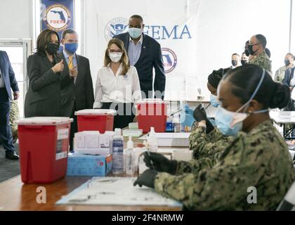 Jacksonville, Usa. März 2021, 22nd. Vizepräsident Kamala Harris spricht mit Mitglied der US-Marine, während sie Pfizer COVID-19 Impfstoffe in einem Impfzentrum in Jacksonville, Florida am Montag, 22. März 2021 vorbereiten. Foto von Kevin Dietsch/UPI. Kredit: UPI/Alamy Live Nachrichten Stockfoto