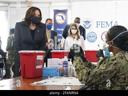 Jacksonville, Usa. März 2021, 22nd. Vizepräsident Kamala Harris spricht mit Mitglied der US-Marine, während sie Pfizer COVID-19 Impfstoffe in einem Impfzentrum in Jacksonville, Florida am Montag, 22. März 2021 vorbereiten. Foto von Kevin Dietsch/UPI. Kredit: UPI/Alamy Live Nachrichten Stockfoto