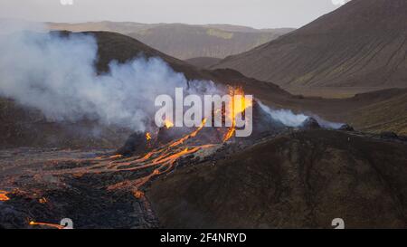 Geschmolzene Lava, die im März 2021 bei einem kleinen Vulkanausbruch im Mt Fagradalsfjall in der Nähe der Hauptstadt Reykjavik im Südwesten Islands fließt. Stockfoto