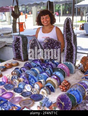 Kristalle zum Verkauf in Hippie Market, Ipanema Beach, Rio de Janeiro, Republik Brasilien Stockfoto