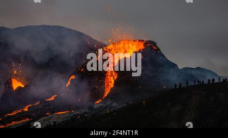 Geschmolzene Lava, die im März 2021 bei einem kleinen Vulkanausbruch im Mt Fagradalsfjall in der Nähe der Hauptstadt Reykjavik im Südwesten Islands fließt. Stockfoto