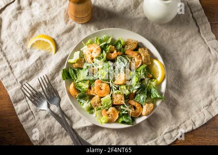 Hausgemachter Shrimp Caesar Salat mit Romaine und Croutons Stockfoto