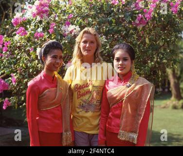 Weibliche Touristin mit Show-Guides im Rosengarten, Sampran, Nakhon Pathom Provinz, Thailand Stockfoto