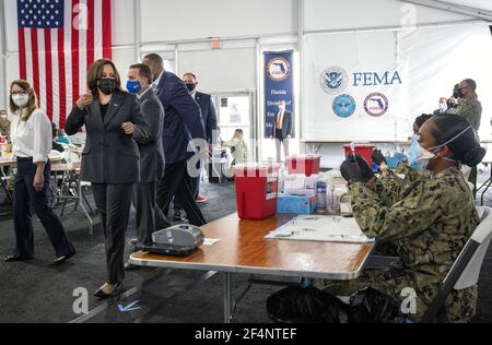 Jacksonville, Usa. März 2021, 22nd. Vizepräsident Kamala Harris spricht mit Mitglied der US-Marine, während sie Pfizer COVID-19 Impfstoffe in einem Impfzentrum in Jacksonville, Florida am Montag, 22. März 2021 vorbereiten. Foto von Kevin Dietsch/UPI. Kredit: UPI/Alamy Live Nachrichten Stockfoto