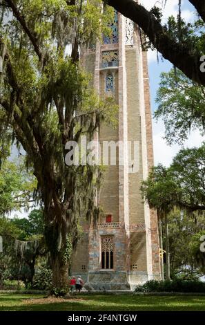 Glockenspiel, Singing Tower, Glockenturm, Coquina Stein, Marmor, Filigran, rote Tür, Bäume, Musikinstrument, 1929, Florida, Bok Tower Gardens, Lake Wale Stockfoto