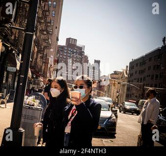 Maskierte New Yorker und Besucher nutzen das warme Wetter in Chelsea in New York während der COVID-19 Pandemie am Sonntag, 21. März 2021. (Foto von Richard B. Levine) Stockfoto