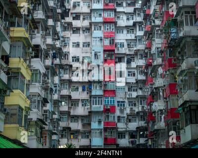 Hohe Wohngebäude in Quarry Bay in Hong Kong, China, einem der am dichtesten besiedelten Orte der Welt. Stockfoto