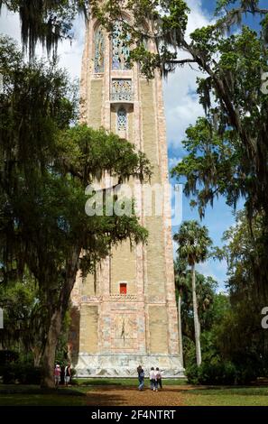 Glockenspiel, Singing Tower, Glockenturm, Coquina Stein, Marmor, Mehrfarbig filigran, rote Tür, goldene Sonnenuhr, Schlangengnomon, umschließende Sternzeichen, ch Stockfoto