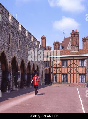 Wachhabende der Königin, Lower Ward, Schloss Windsor, Windsor, Berkshire, England, Vereinigtes Königreich Stockfoto