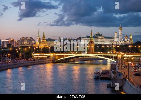 Moskauer Kreml und Moskwa Fluss bei Sonnenuntergang in Moskau, Russland. Stockfoto