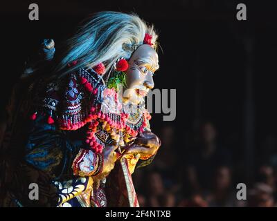 Topeng Tua rituelle balinesische Tanzvorstellung während der Open Air Zeremonie im Pura Saraswati Tempel in Ubud, Bali, Indonesien. Stockfoto