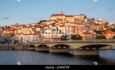 Panoramablick auf die Stadt Coimbra und den Fluss Mondego bei Sonnenuntergang in Coimbra, Portugal. Stockfoto