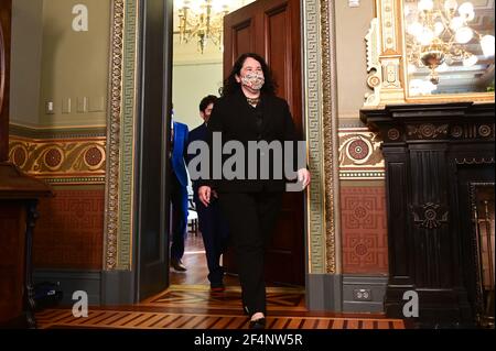 Isabel Guzman, Verwaltungsrätin der U.S. Small Business Administration (SBA), trifft am Montag, den 22. März, zu ihrer Vereidigung mit US-Vizepräsident Kamala Harris im Eisenhower Executive Office Building in Washington, DC, USA, ein. 2021. Guzman war während der Obama-Regierung stellvertretender Stabschef und leitender Berater des Administrators bei der SBVg und hat ihre eigenen Kleinunternehmen geführt. Quelle: Erin Scott/Pool via CNP /MediaPunch Stockfoto