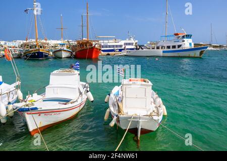 Antiparos, Griechenland - 28. September 2020: Weiße griechische Boote, die im Hafen der Insel Antiparos, Griechenland, ankern Stockfoto