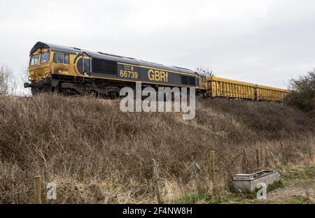 GBRf Baureihe 66 Diesel Lok No. 66739 'Bluebell Railway' zieht einen Network Rail Güterzug, Warwickshire, UK Stockfoto