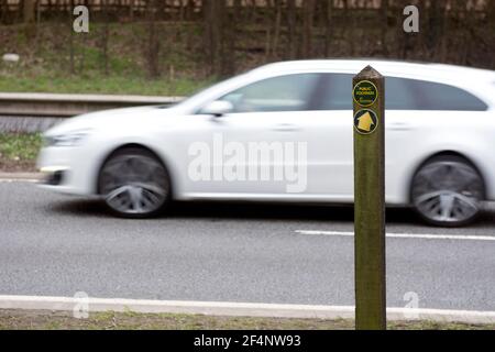 Öffentliches Wanderwegschild, wo der Weg die Straße A46 kreuzt, Hampton Magna, Warwickshire, Großbritannien Stockfoto