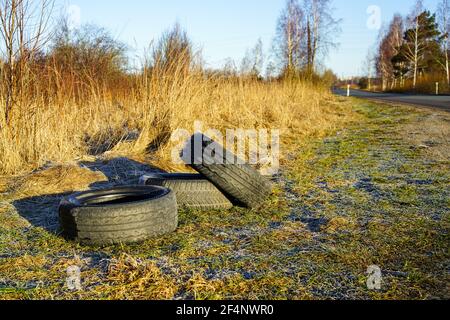 Gebrauchte Autoreifen fielen auf der Seite der Straße, Präzedenzfall für die Umweltverschmutzung Stockfoto