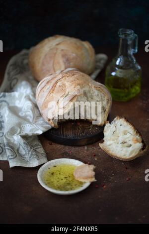 Hausgemachte Ciabatta mit Olivenöl Pfeffer und Salz Stockfoto