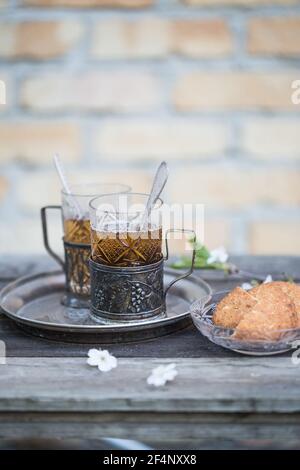 Russischer Tee. Tee in einem Vintage-Glas draußen auf Holztisch Stockfoto