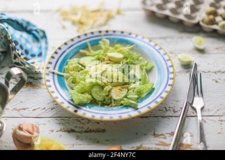 Gesunder Salat mit Wachteleiern und Gurken Stockfoto