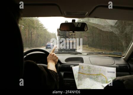 Die aktuelle Hauptstraße von Warschau nach Litauen. Pläne für den Bau einer Autobahn durch Polands, Rospuda-Tal, ein praktisch unberührtes Gebiet von Torfland an der Grenze zu Litauen, haben eine große Kontroverse sowohl in Polen und in Brüssel mit Umweltschützern Warnung ausgelöst, dass es eine katastrophale Wirkung auf die lokale Tierwelt haben könnte. Die Via Baltica soll die baltischen Staaten mit Skandinavien verbinden und den Handel zwischen den beiden Regionen erleichtern pic David Sandison Stockfoto