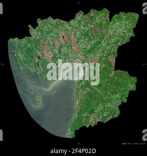 Parnu, Grafschaft Estland. Sentinel-2 Satellitenbilder. Form isoliert auf schwarz. Beschreibung, Lage der Hauptstadt. Enthält modifizierte Copernicus SE Stockfoto