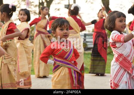 Guwahati, Assam, Indien. März 2021, 22nd. Mädchen haben an einem Bihu-Tanzworkshop im Vorfeld des Rongali Bihu Festivals in Guwahati teilgenommen. Der Bihu Tanz ist ein indigener Volkstanz aus dem indischen Staat Assam im Zusammenhang mit dem Bihu Festival und ein wichtiger Teil der assamesischen Kultur. Quelle: David Talukdar/ZUMA Wire/Alamy Live News Stockfoto