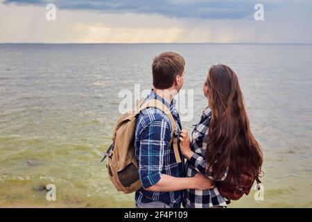 Glückliches Paar an einem See auf dem Land Stockfoto