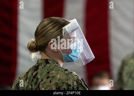 Jacksonville, Usa. März 2021, 22nd. Ein Mitglied der US Navy wartet darauf, dass Vizepräsident Kamala Harris am Montag, den 22. März 2021, in einem Impfzentrum in Jacksonville, Florida ankommt. Foto von Kevin Dietsch/UPI Kredit: UPI/Alamy Live News Stockfoto