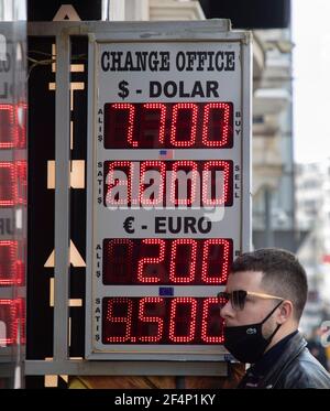 (210322) -- ISTANBUL, 22. März 2021 (Xinhua) -- DER elektronische Bildschirm EINER Wechselstube zeigt die Wechselkurse in Istanbul, Türkei, am 22. März 2021 an. Die türkische Währung ist am Montag um 11 Prozent gesunken, nachdem der türkische Präsident Recep Tayyip Erdogan den Zentralbankgouverneur entlassen und einen Kritiker der hohen Zinsen ernannt hatte, was Turbulenzen an den Märkten auslöste. Die türkische Lira schwankte im morgendlichen Handel am Montag gegenüber dem US-Dollar um 8,02, ein starker Rückgang gegenüber dem Schlussniveau am Freitag von 7,22, während die türkische Währung ebenfalls um 11 Prozent gegenüber dem Euro fiel. (Foto von OS Stockfoto