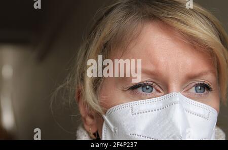Frau mit Gesichtsmaske schützt sich vor covid-19 Stock Foto Stockfoto