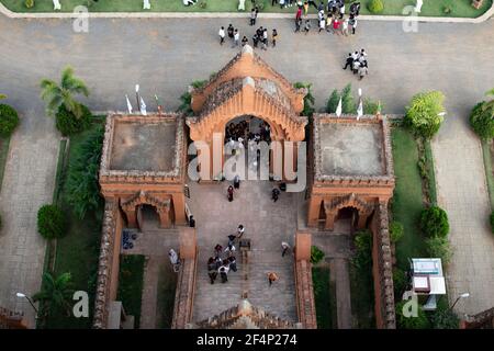 BAGAN, NYAUNG-U, MYANMAR - 3. JANUAR 2020: Blick von oben auf die Besucher des Nan Myint Aussichtsturms am Eingang Stockfoto