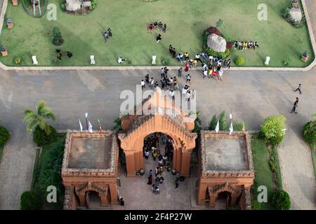 BAGAN, NYAUNG-U, MYANMAR - 3. JANUAR 2020: Blick von oben auf die Besucher des Nan Myint Aussichtsturms am Eingang Stockfoto