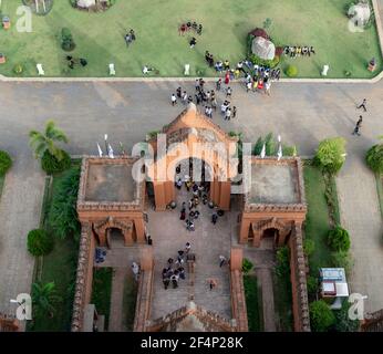 BAGAN, NYAUNG-U, MYANMAR - 3. JANUAR 2020: Blick von oben auf die Besucher des Nan Myint Aussichtsturms am Eingang Stockfoto